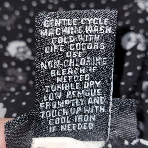 TORRID Top/Tunic, 1/1X, Black, Floral, Pintuck Pleated Bib, Long sleeve, V-neck - Picture 14 of 15